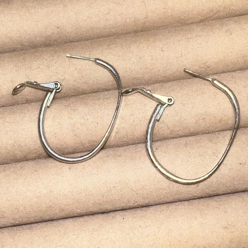 ⭐️Vintage Silver Tone Classic Oval Hoop Earrings - Picture 4 of 9